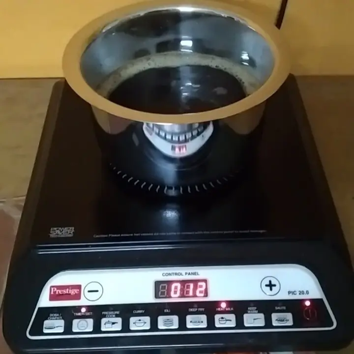 Tea and curry cooking on Prestige PIC 20 induction cooktop